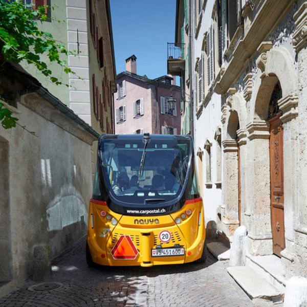 Fahrerloser Shuttle unterwegs in der Altstadt von Sitten // Une navette autonome circule en vieille ville de Sion