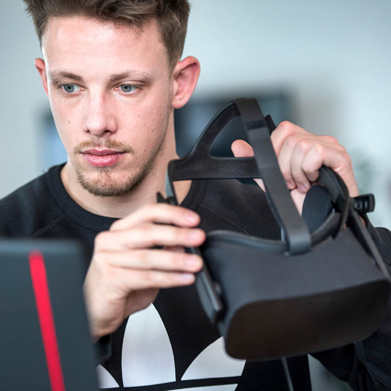 Thomas Wahlen teste la technologie de la réalité virtuelle