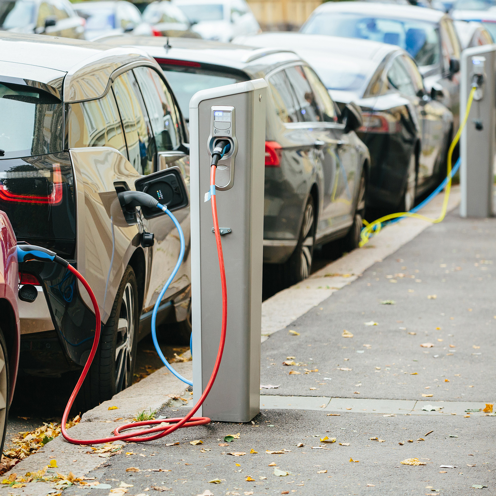 Des véhicules électriques sont rechargés au bord de la route, copyright: Shutterstock