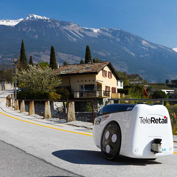 Lieferroboter von TeleRetail unterwegs im Wallis // Robot de livraison en route en Valais