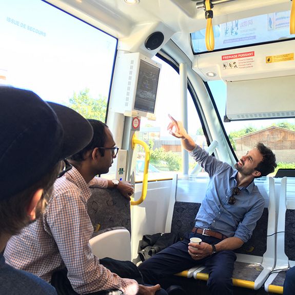 Interactions entre humains et machines Des chercheurs discutent dans une navette autonome