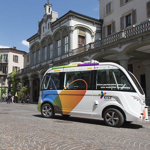 Une navette autonome circule devant l'Hôtel de Ville à Sion