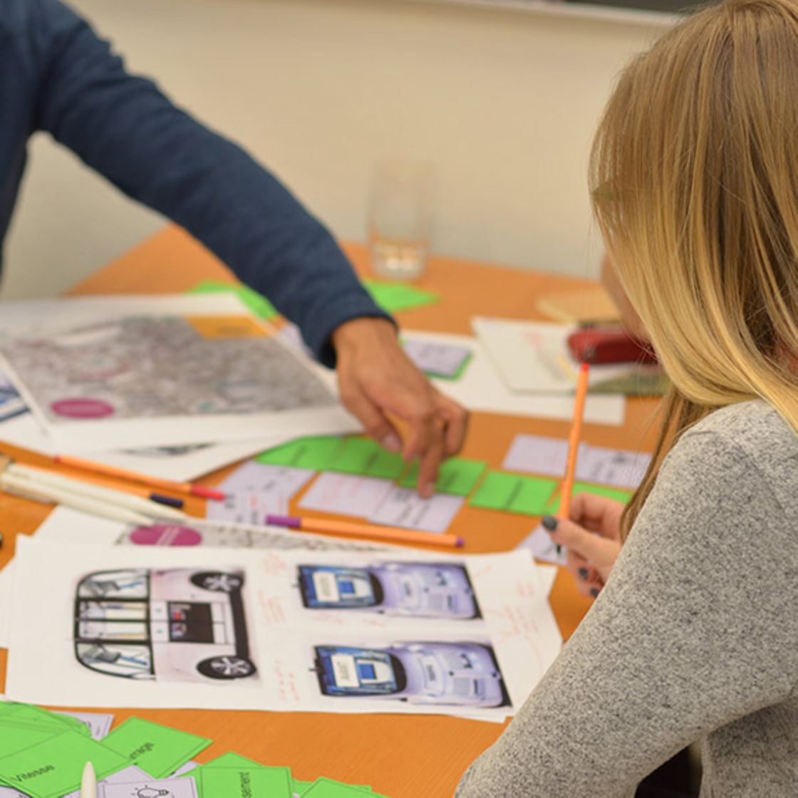 Des testeurs discutent durant un atelier participatif à Sion