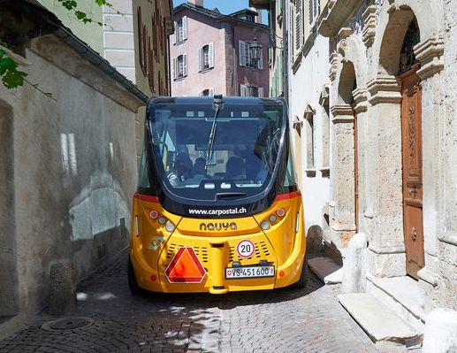 Fahrerloser Shuttle unterwegs in der Altstadt von Sitten // Une navette autonome circule en vieille ville de Sion