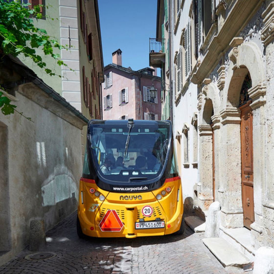 Fahrerloser Shuttle unterwegs in der Altstadt von Sitten // Une navette autonome circule en vieille ville de Sion