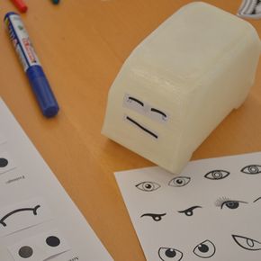Des yeux en papier collés sur un véhicule miniature