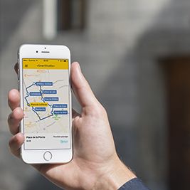 Un homme teste une application de mobilité sur son smartphone