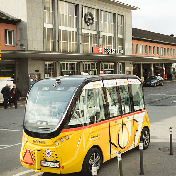 SmartShuttle vor dem Bahnhof in Sitten // SmartShuttle devant la gare de Sion