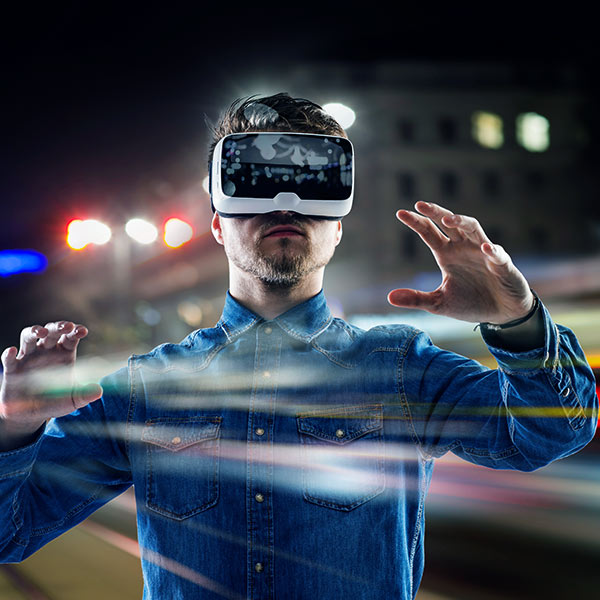 Un homme porte un casque de réalité virtuelle